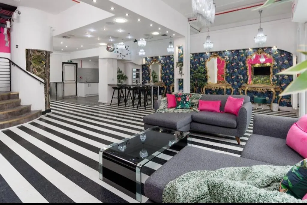 Luxury Mirror Party Pad With 4 Bedrooms! Liverpool United Kingdom