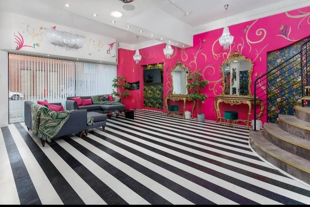 Luxury Mirror Party Pad With 4 Bedrooms! Liverpool