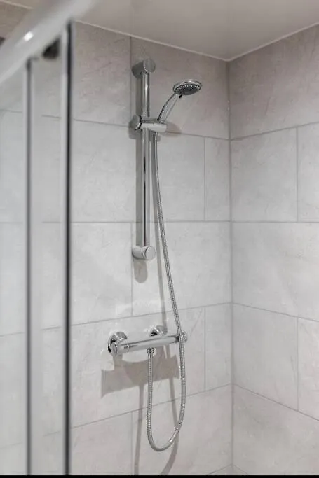 Luxury Mirror Party Pad With 4 Bedrooms! Liverpool