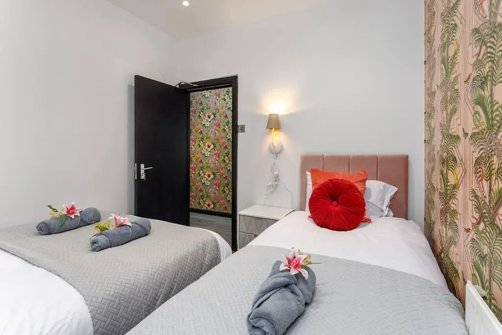 Luxury Mirror Party Pad With 4 Bedrooms! Liverpool 0*,