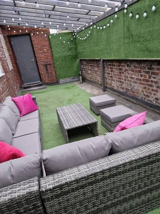 Luxury Mirror Party Pad With 4 Bedrooms! Liverpool 0*,  United Kingdom