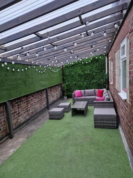 Luxury Mirror Party Pad With 4 Bedrooms! Liverpool Holiday home