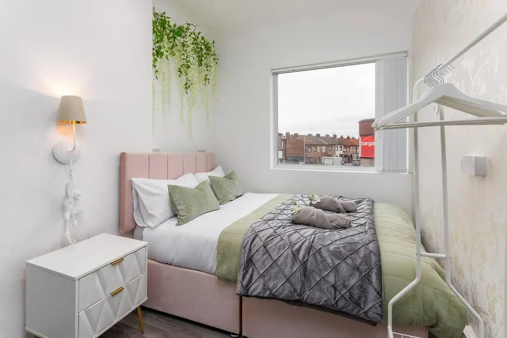 Luxury Mirror Party Pad With 4 Bedrooms! Liverpool 0*,  United Kingdom