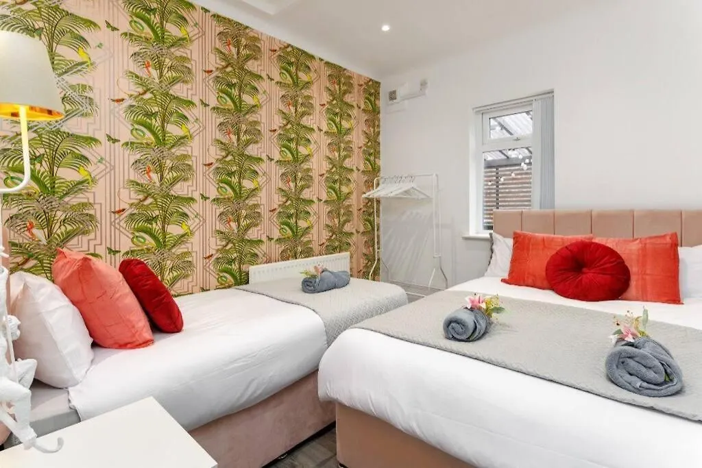 Luxury Mirror Party Pad With 4 Bedrooms! Liverpool 0*,  United Kingdom